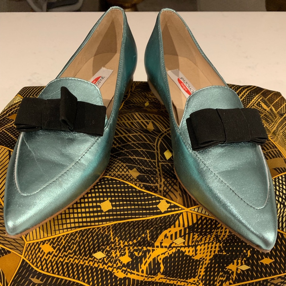 New flats with bowtie in a unique colour size 9